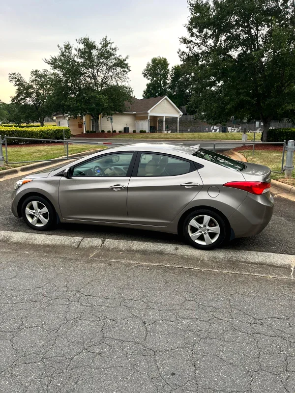 Hyundai  Elantra - 3